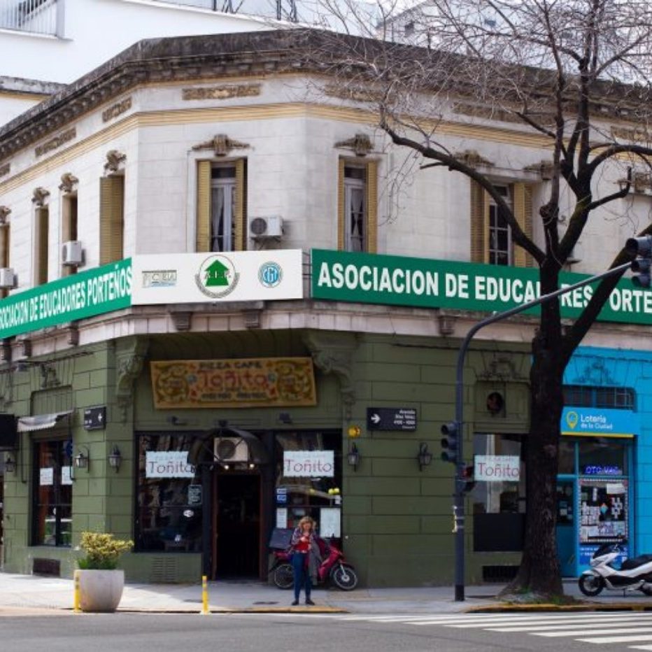 Fachada de la sede del CFP 29° en la Asociación de Educadores Porteños, Av. Díaz Vélez 4093