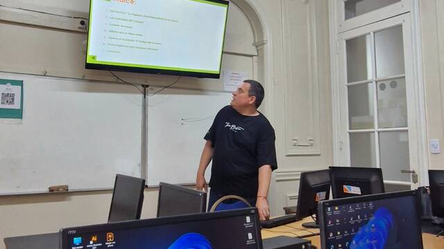Clase de inteligencia artificial aplicada al trabajo en el CFP 29°
