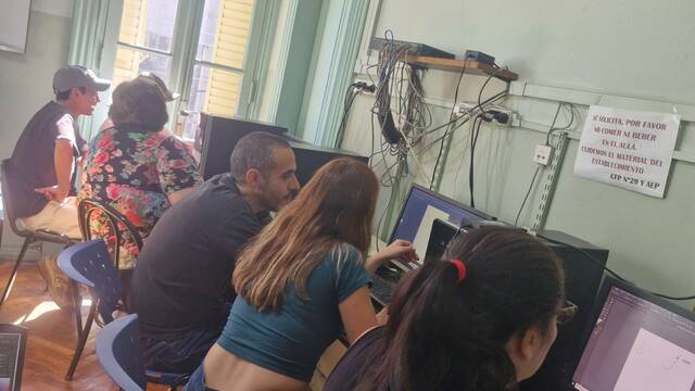 Estudiantes trabajando en modelado 3D en el CFP 29°
