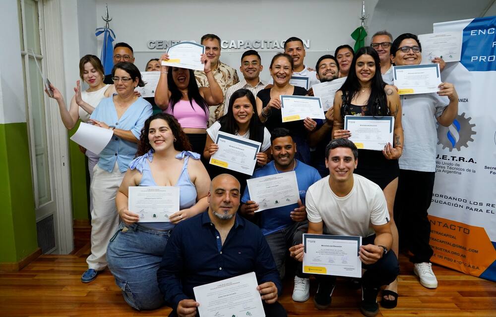 Egresados del CFP 29° con sus certificados oficiales