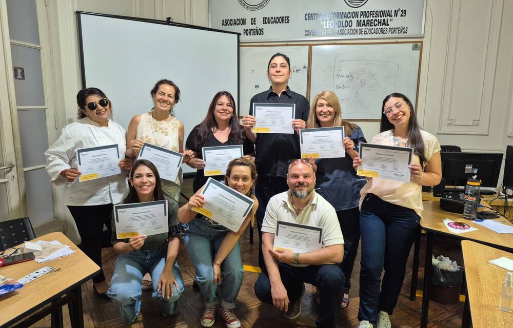 Camada de estudiantes del CFP 29° al recibir la certificación